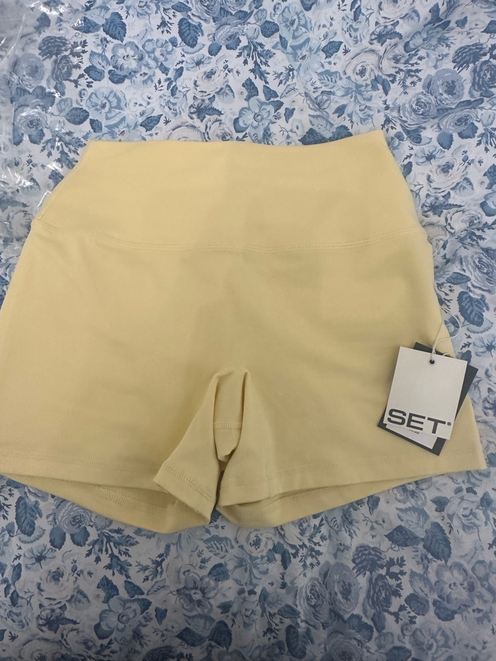 SET Active Orange soda yellow shorts